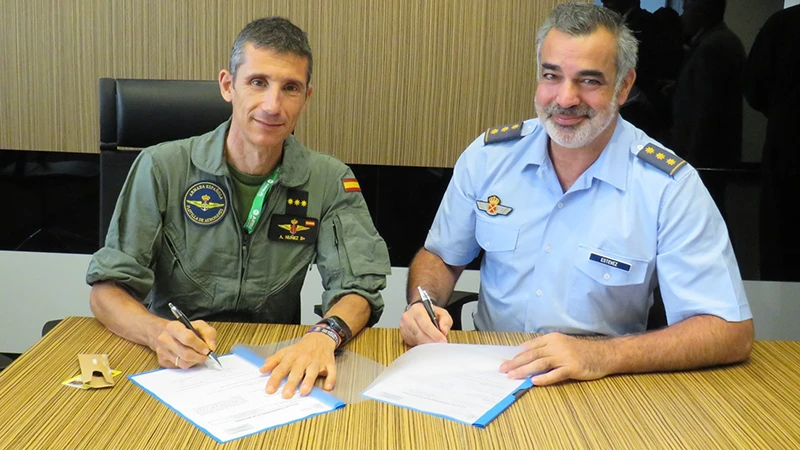 Firma de la entrega, a la izquierda el receptor el COMFLOAN, coronel de IM Nez, a su derecha el responsable del programa de la DGAM, del mismo empleo, Marcos M. Dez Estvez. Foto: Armada